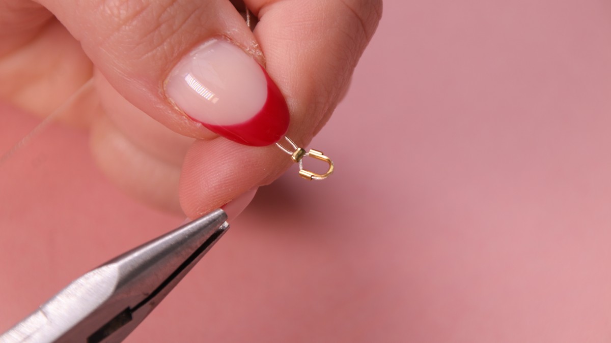 Collier multirangs avec chaînes et perles nacrées : Etape 3 Collier multirangs avec chaînes et perles nacrées : Etape 3