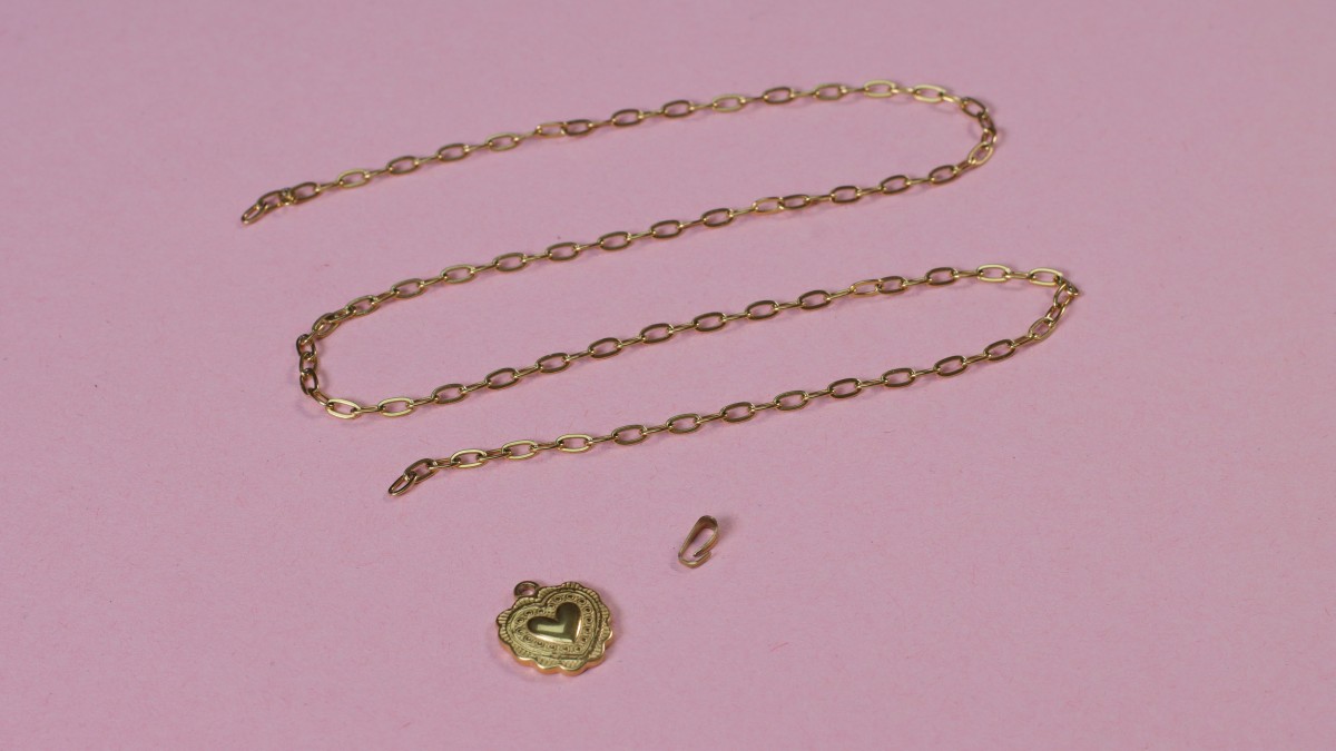 Collier multirangs avec chaînes et perles nacrées : Etape 7 Collier multirangs avec chaînes et perles nacrées : Etape 7