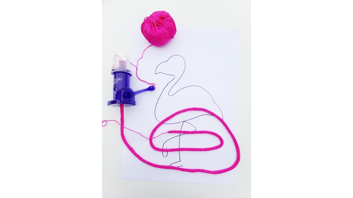 DIY déco - réaliser un flamant rose au tricotin : Etape 2
