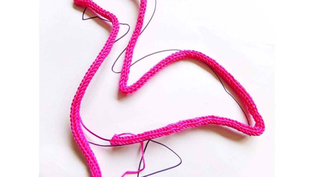 DIY déco - réaliser un flamant rose au tricotin : Etape 4