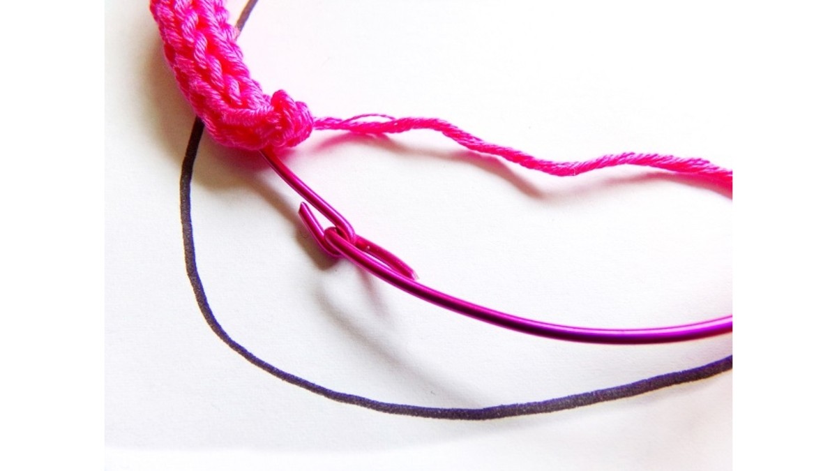 DIY déco - réaliser un flamant rose au tricotin : Etape 6