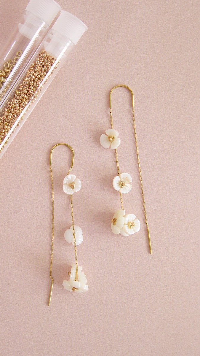 Schéma Boucles d'oreilles de cérémonie chaîne avec fleurs en nacre