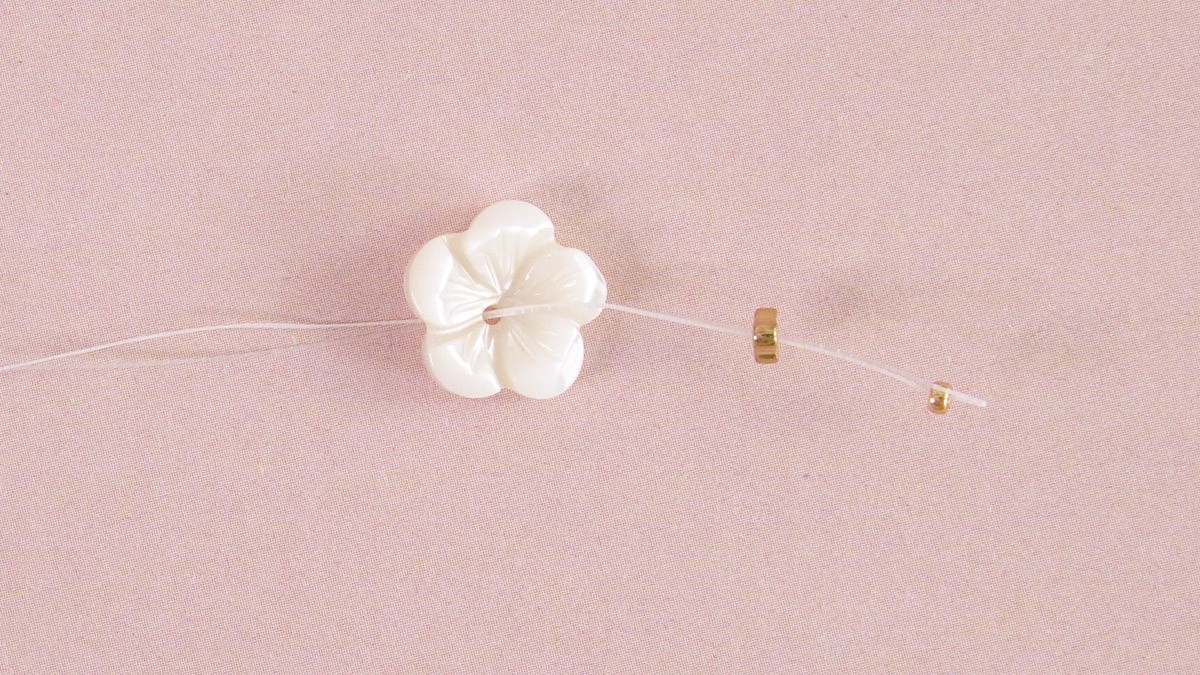 Boucles d'oreilles de cérémonie chaîne avec fleurs en nacre : Etape 1