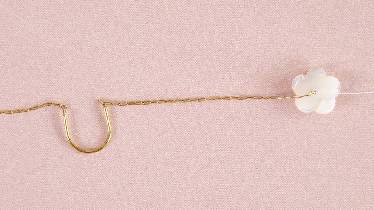 Boucles d'oreilles de cérémonie chaîne avec fleurs en nacre : Etape 2