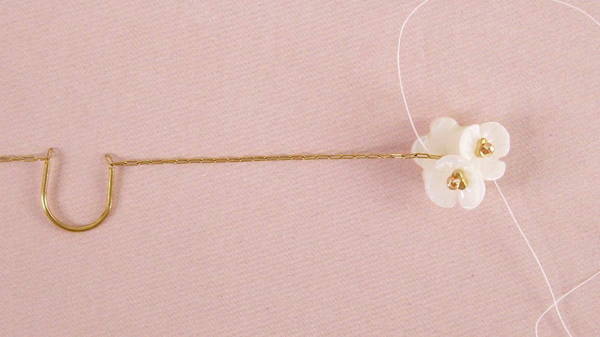 Boucles d'oreilles de cérémonie chaîne avec fleurs en nacre : Etape 3