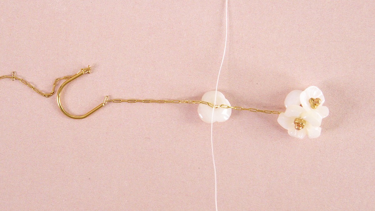 Boucles d'oreilles de cérémonie chaîne avec fleurs en nacre : Etape 4