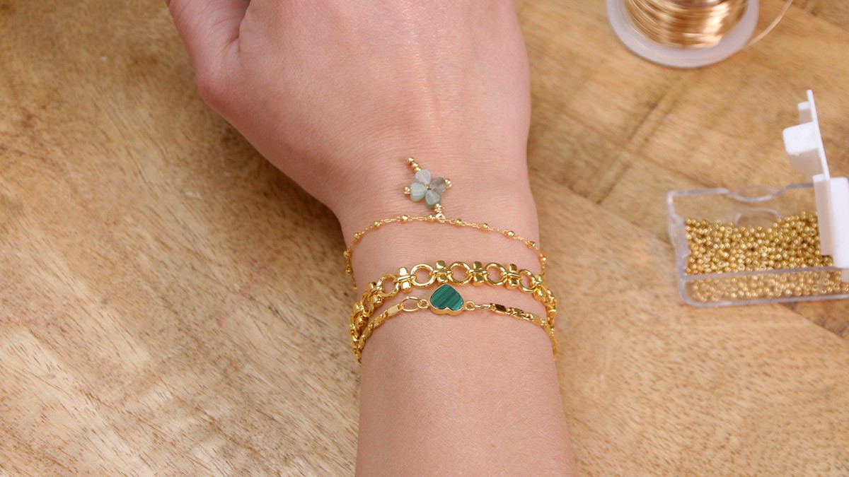 Schéma Bracelets chaînes dorées et breloque trèfle