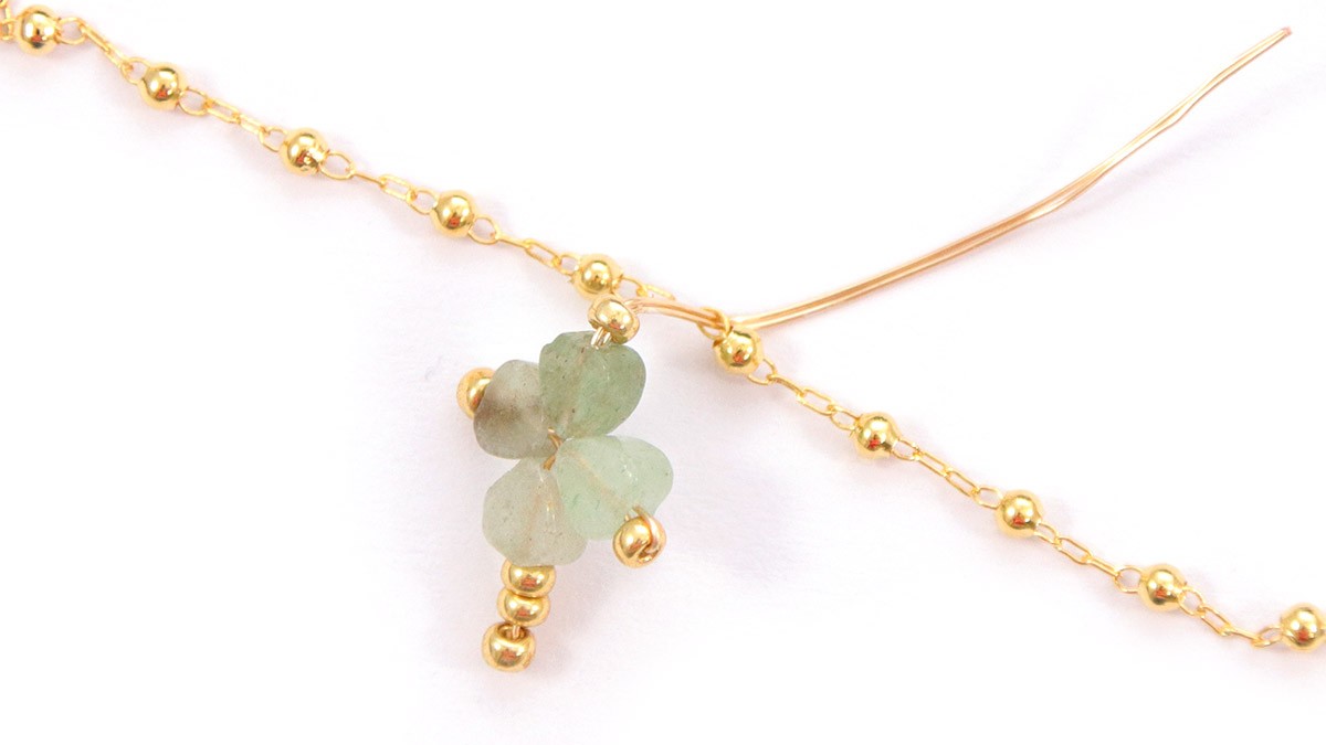 Bracelets chaînes dorées et breloque trèfle : Etape 10