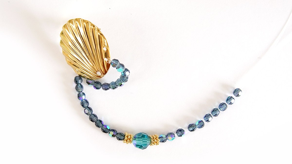 Boucles d'oreilles dorées éventail et perles Preciosa : Etape 3