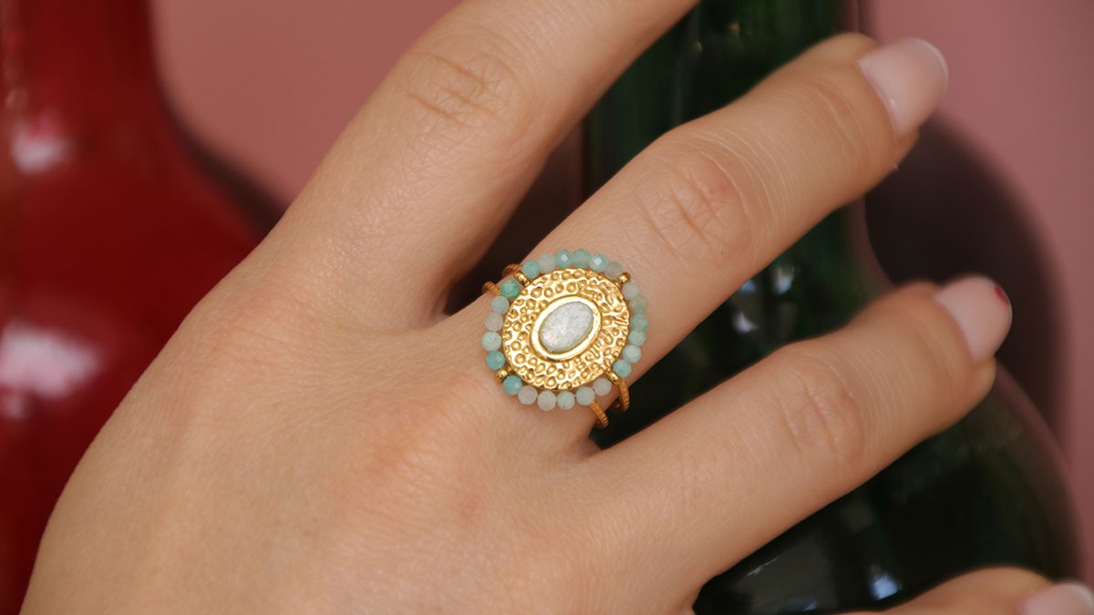 Bague ovale avec cabochon et perles en Amazonite