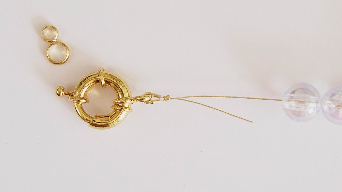 Bracelet à grosses perles rondes transparentes et striées : Etape 1