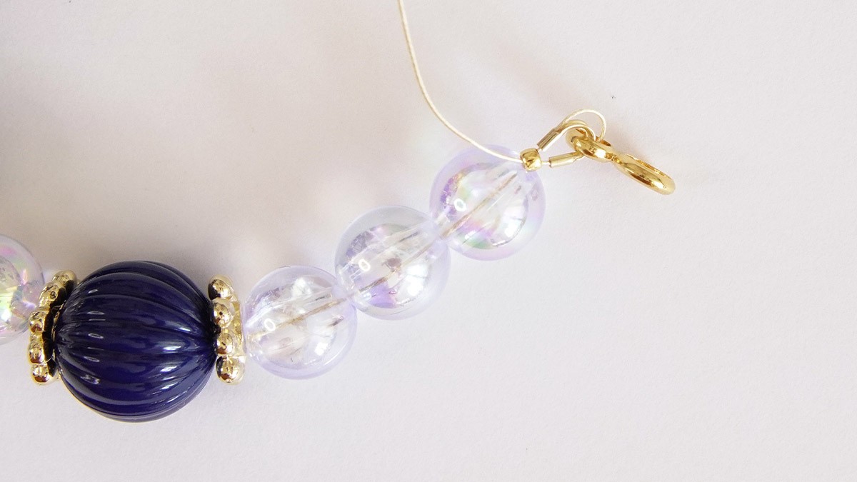 Bracelet à grosses perles rondes transparentes et striées : Etape 3