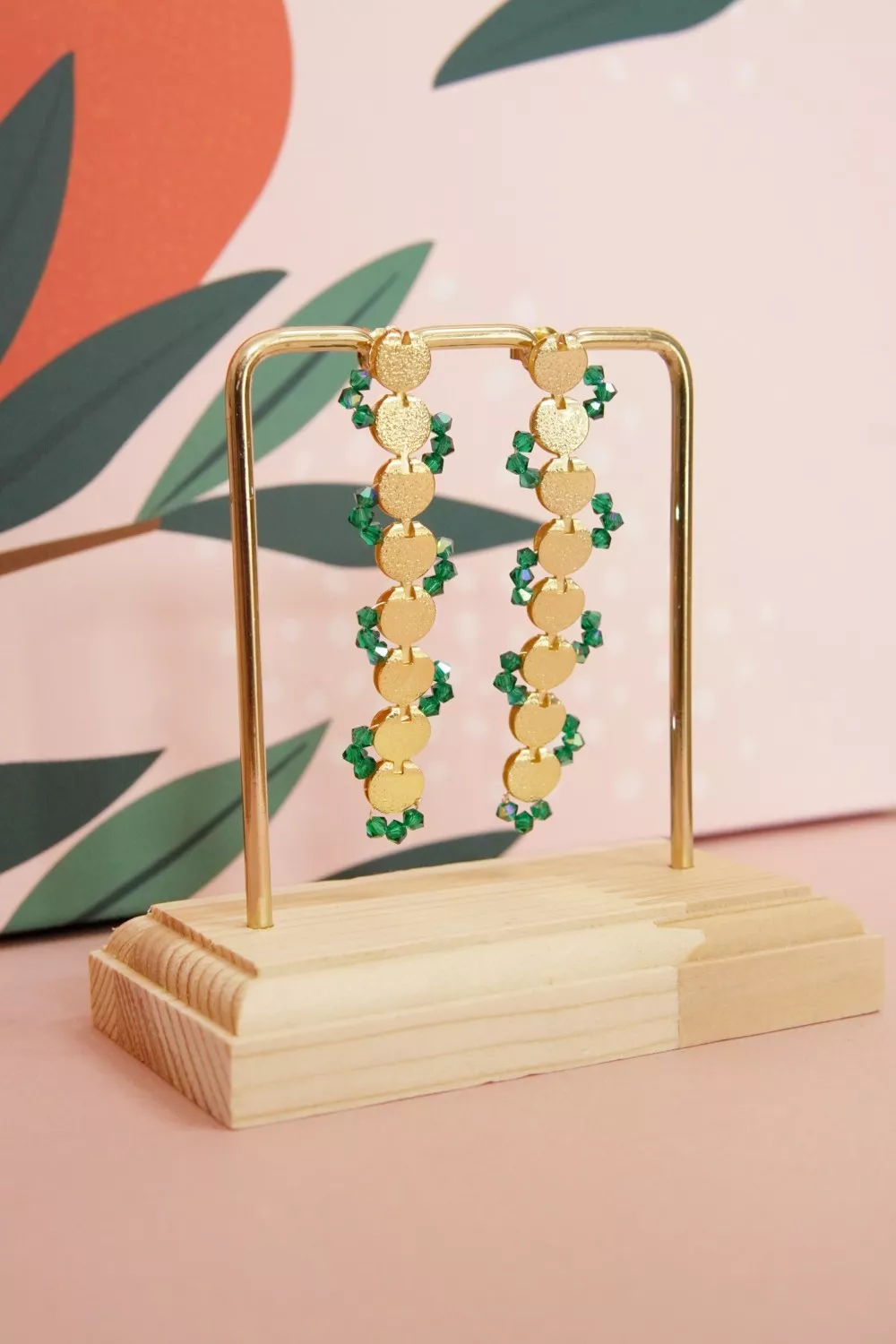 Boucles d'oreilles longues dorées avec des toupies en cristal vertes