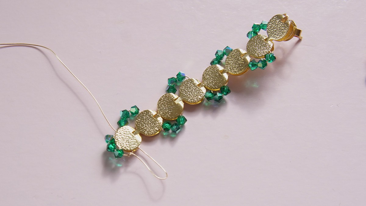 Boucles d'oreilles longues dorées avec des toupies en cristal vertes : Etape 4