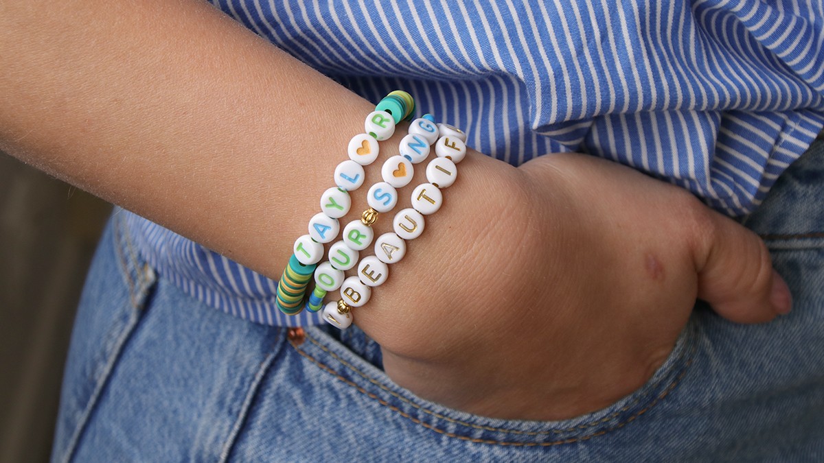 Bracelets d'amitié avec perles lettres et perles Heishi Bracelets d'amitié avec perles lettres et perles Heishi