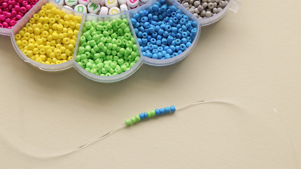 Bracelets d'amitié avec perles lettres et perles Heishi : Etape 1 Bracelets d'amitié avec perles lettres et perles Heishi : Etape 1