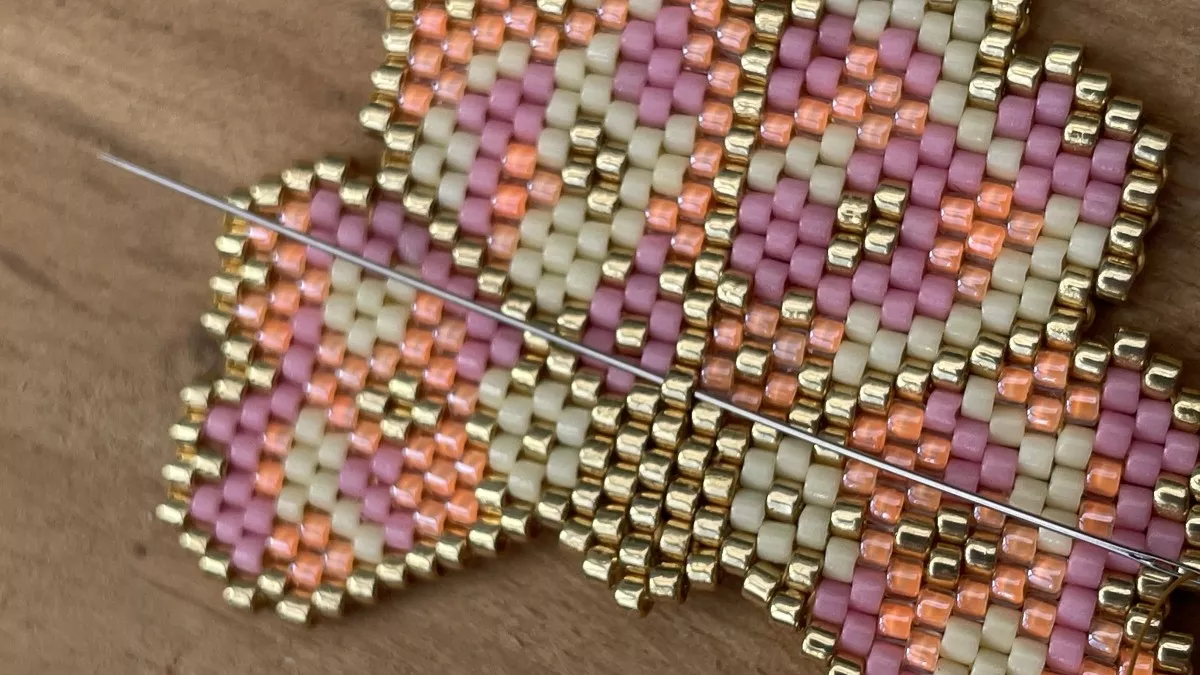 Boucles d'oreilles fleurs en tissage Brick Stitch : Etape 2