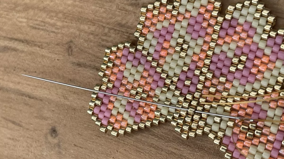 Boucles d'oreilles fleurs en tissage Brick Stitch : Etape 4