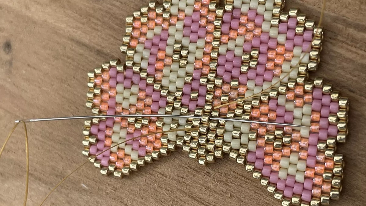 Boucles d'oreilles fleurs en tissage Brick Stitch : Etape 5