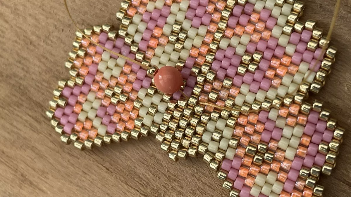 Boucles d'oreilles fleurs en tissage Brick Stitch : Etape 7