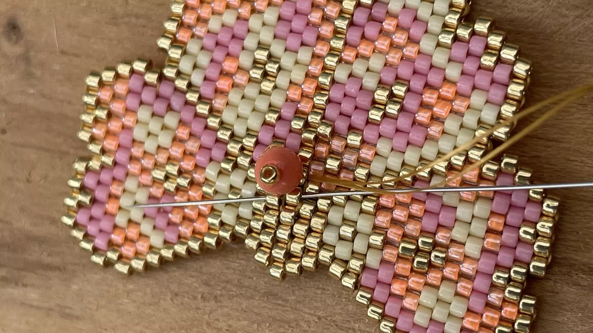 Boucles d'oreilles fleurs en tissage Brick Stitch : Etape 9