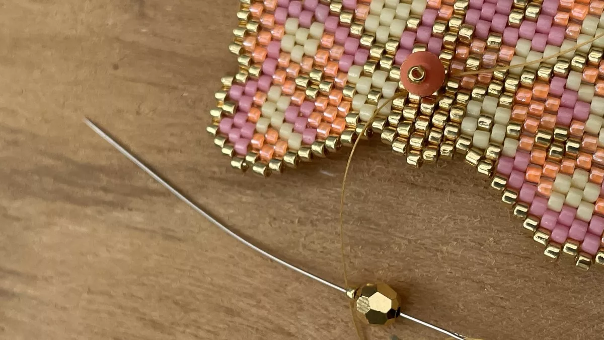 Boucles d'oreilles fleurs en tissage Brick Stitch : Etape 10