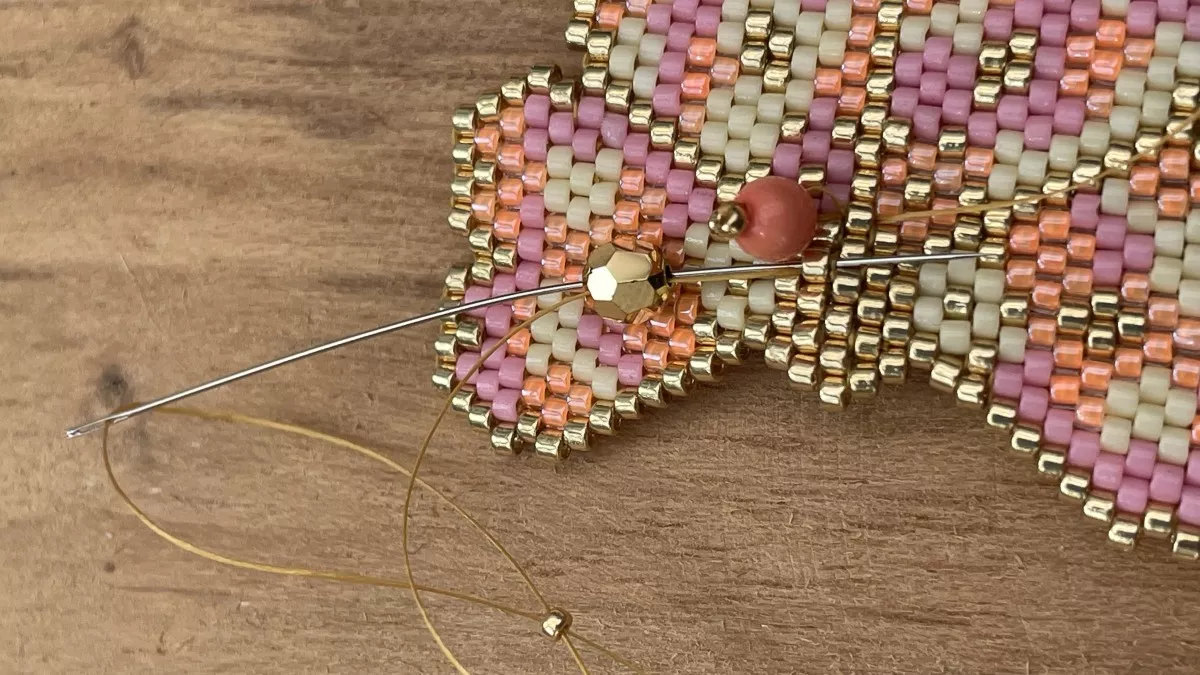 Boucles d'oreilles fleurs en tissage Brick Stitch : Etape 11