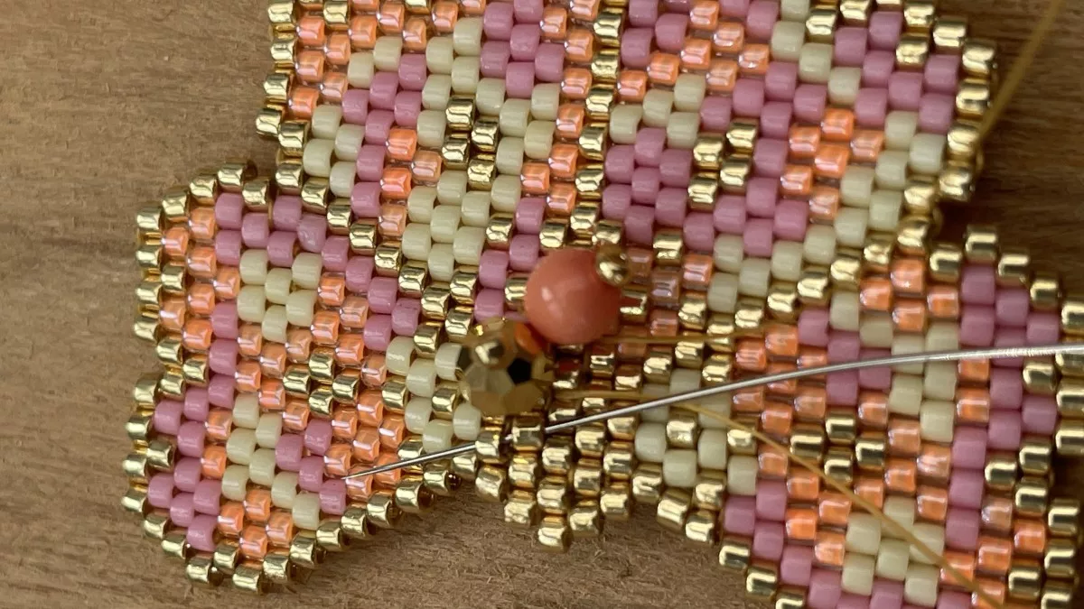 Boucles d'oreilles fleurs en tissage Brick Stitch : Etape 12