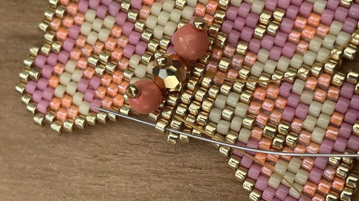 Boucles d'oreilles fleurs en tissage Brick Stitch : Etape 16