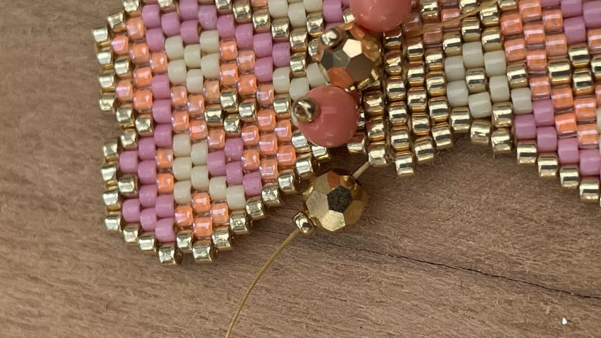 Boucles d'oreilles fleurs en tissage Brick Stitch : Etape 17