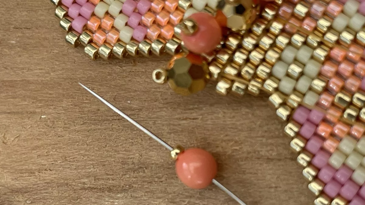 Boucles d'oreilles fleurs en tissage Brick Stitch : Etape 19