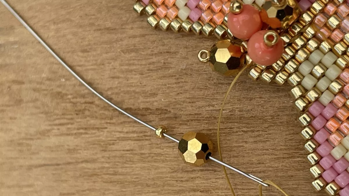 Boucles d'oreilles fleurs en tissage Brick Stitch : Etape 22