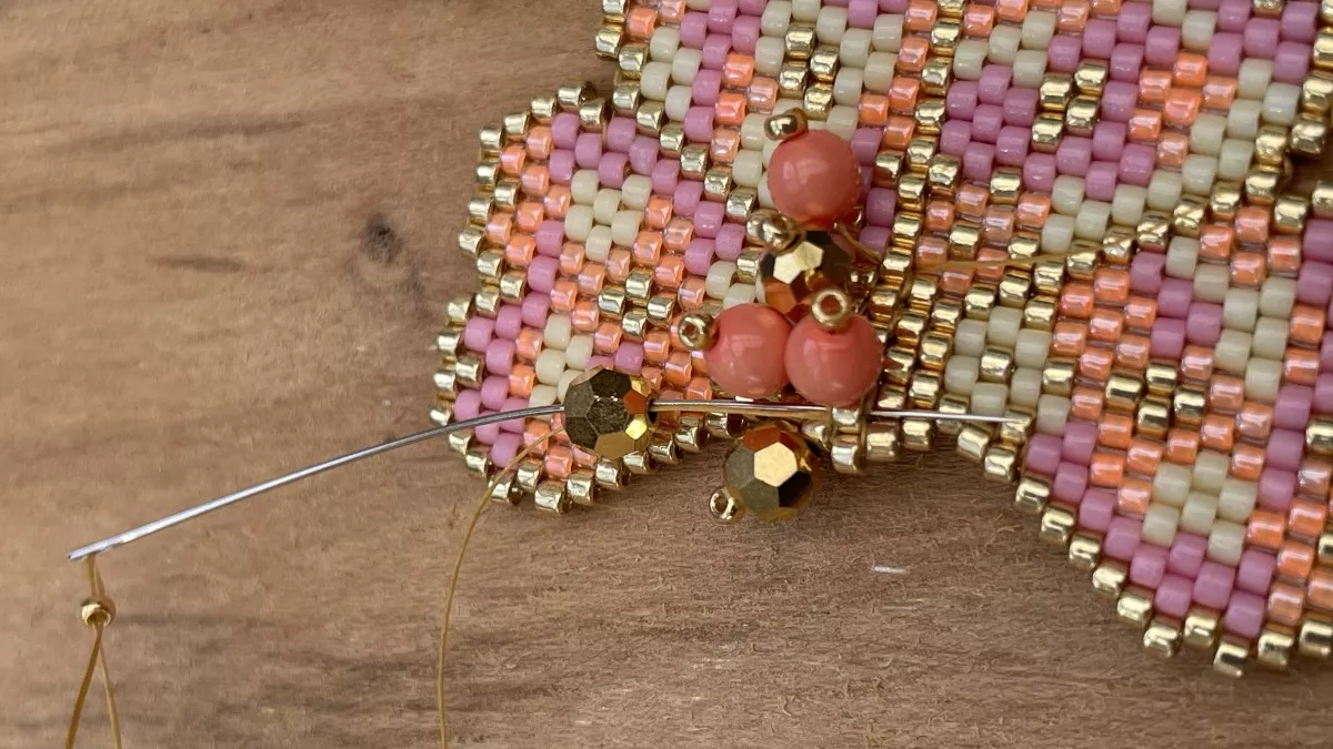 Boucles d'oreilles fleurs en tissage Brick Stitch : Etape 23