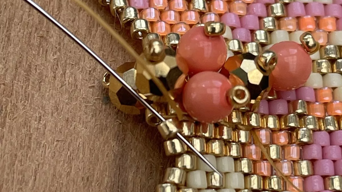 Boucles d'oreilles fleurs en tissage Brick Stitch : Etape 24