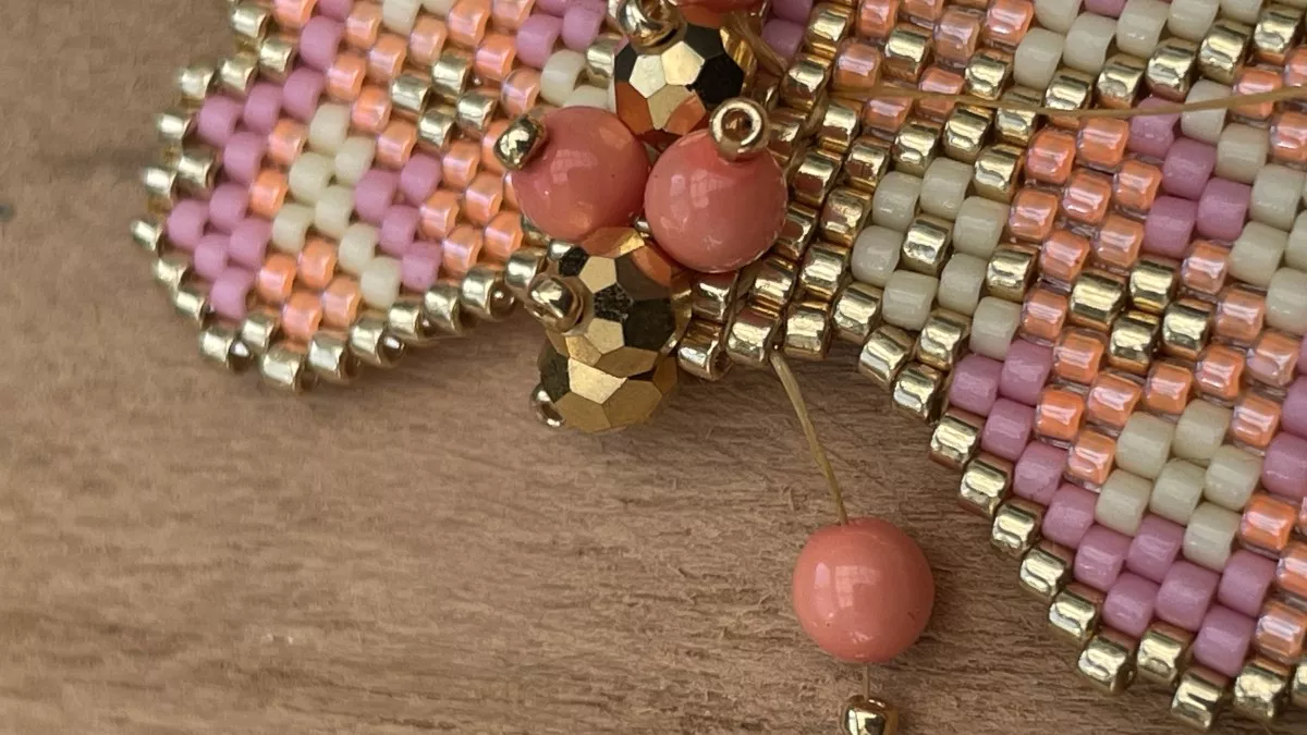 Boucles d'oreilles fleurs en tissage Brick Stitch : Etape 25