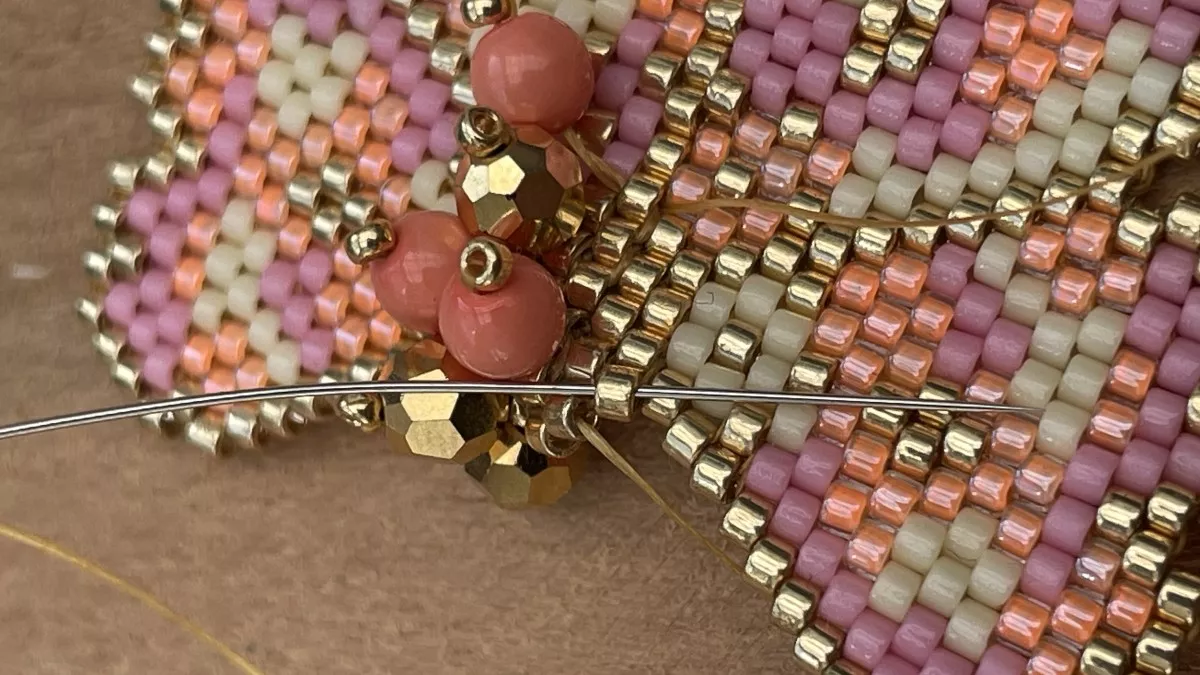 Boucles d'oreilles fleurs en tissage Brick Stitch : Etape 26