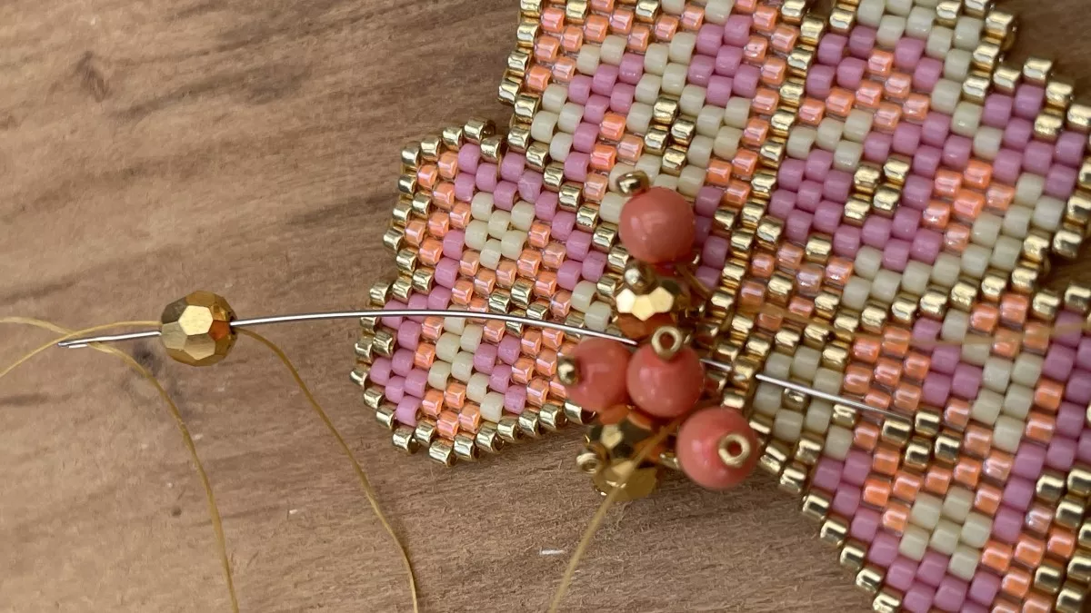 Boucles d'oreilles fleurs en tissage Brick Stitch : Etape 29