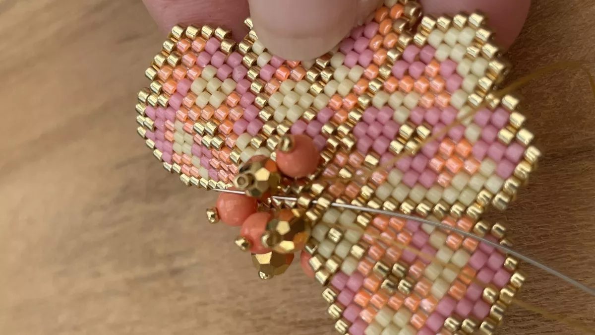 Boucles d'oreilles fleurs en tissage Brick Stitch : Etape 30