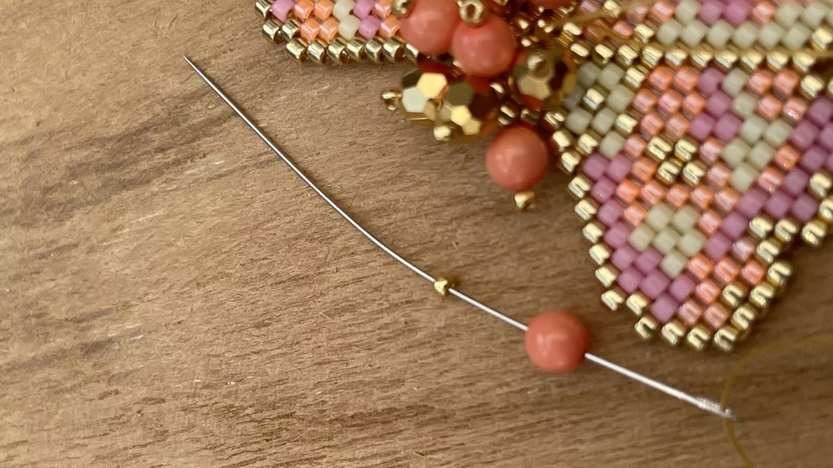 Boucles d'oreilles fleurs en tissage Brick Stitch : Etape 31