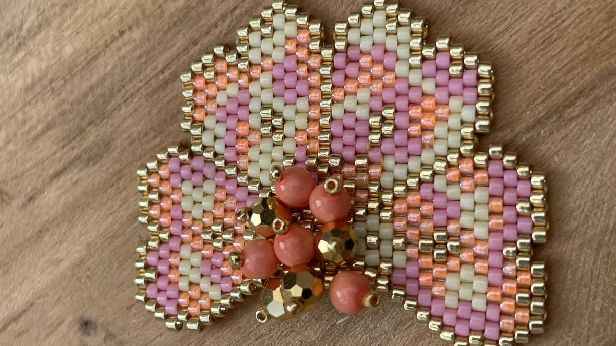 Boucles d'oreilles fleurs en tissage Brick Stitch : Etape 33