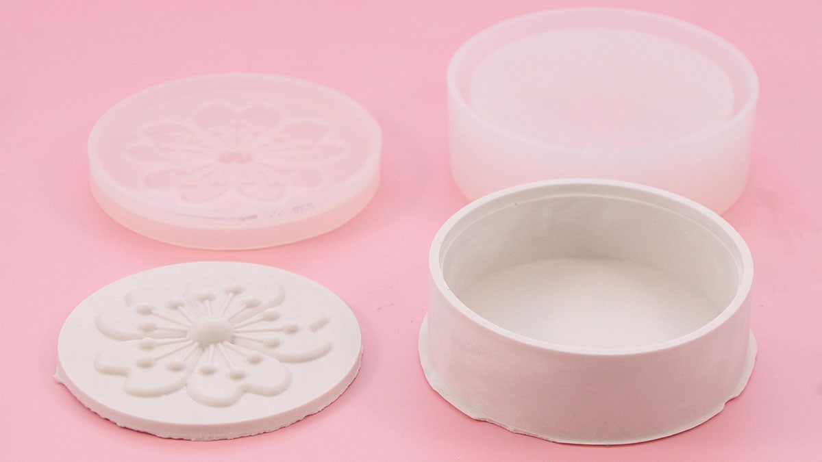 Créoles fleurs en poudre Raysin et leur boîte : Etape 3 Créoles fleurs en poudre Raysin et leur boîte : Etape 3