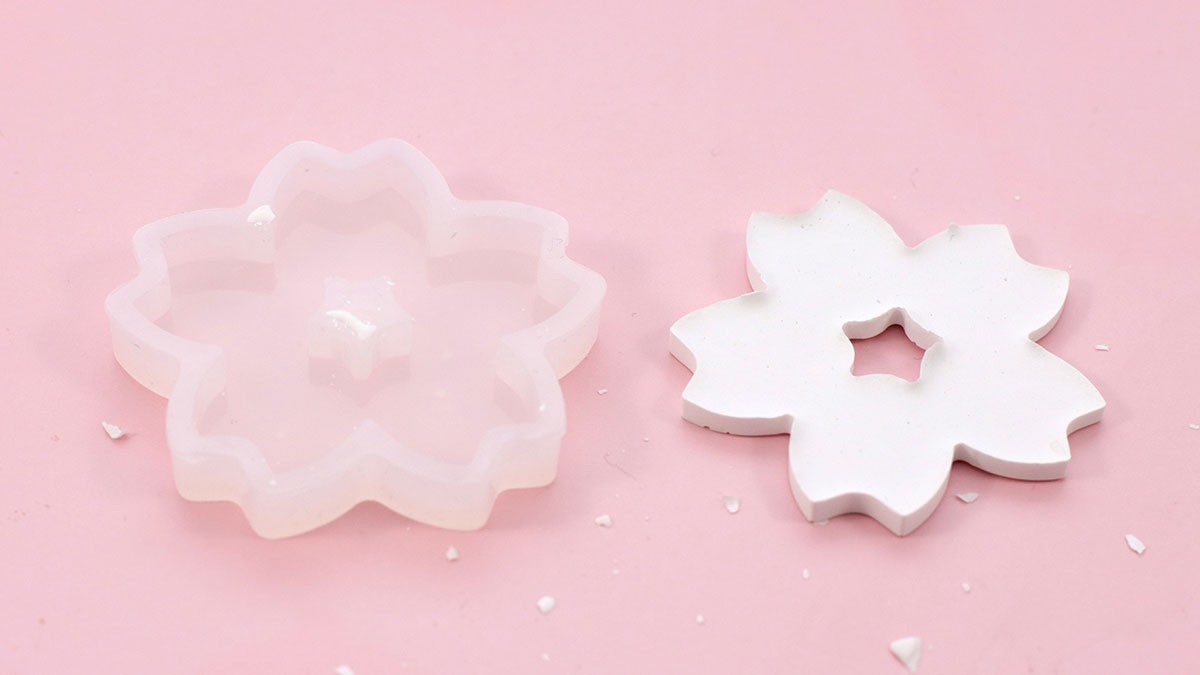 Créoles fleurs en poudre Raysin et leur boîte : Etape 4 Créoles fleurs en poudre Raysin et leur boîte : Etape 4