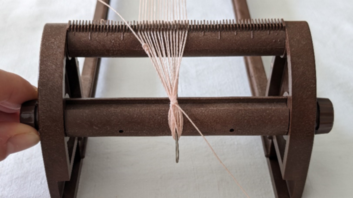 Bracelet avec tissage central et micro macramé : Etape 2 Bracelet avec tissage central et micro macramé : Etape 2