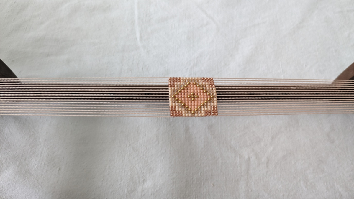 Bracelet avec tissage central et micro macramé : Etape 3 Bracelet avec tissage central et micro macramé : Etape 3