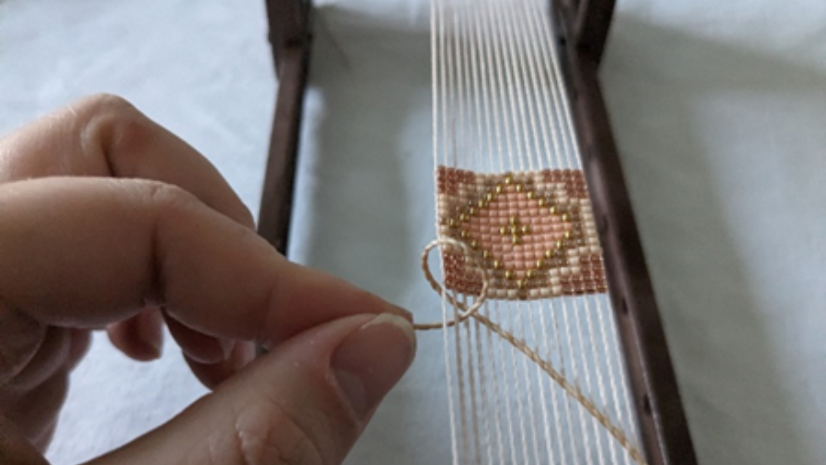 Bracelet avec tissage central et micro macramé : Etape 4 Bracelet avec tissage central et micro macramé : Etape 4