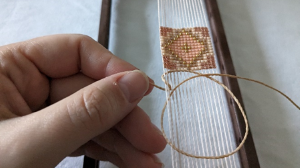 Bracelet avec tissage central et micro macramé : Etape 5 Bracelet avec tissage central et micro macramé : Etape 5