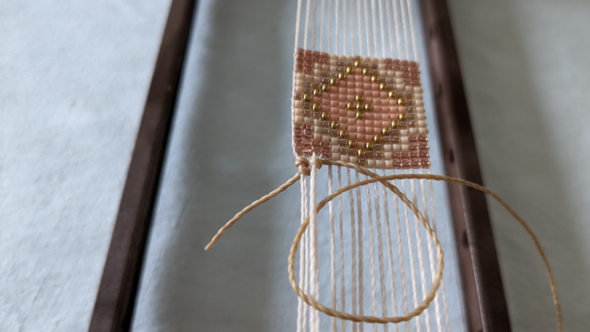 Bracelet avec tissage central et micro macramé : Etape 7 Bracelet avec tissage central et micro macramé : Etape 7