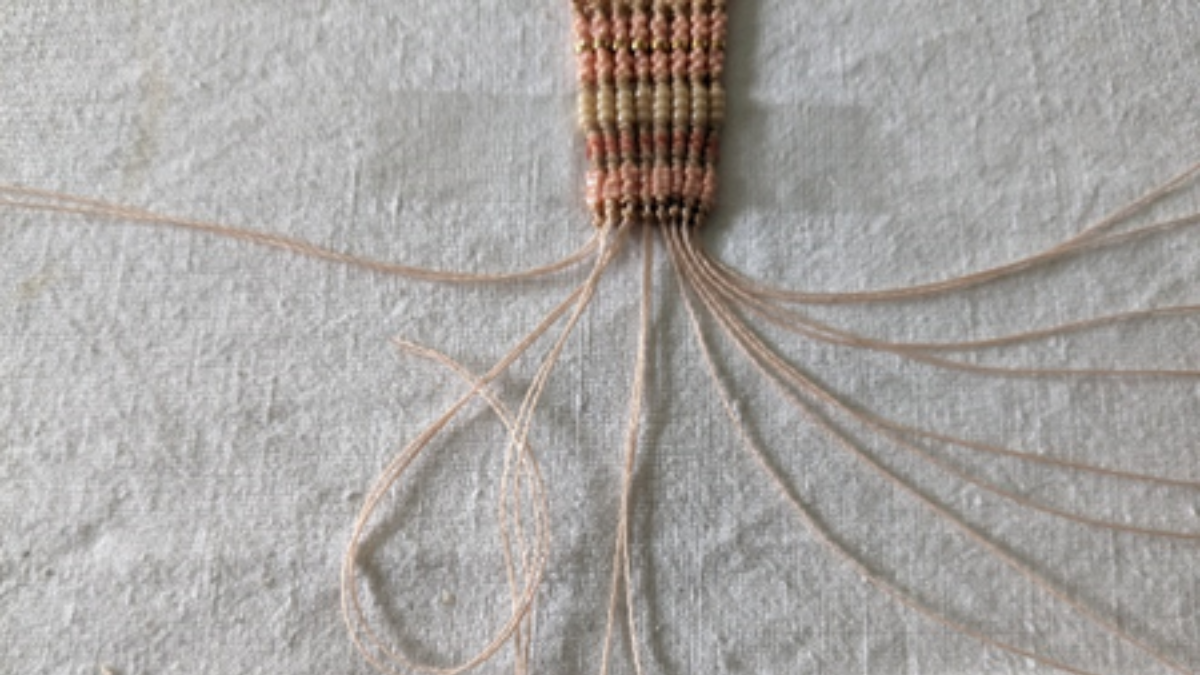 Bracelet avec tissage central et micro macramé : Etape 11 Bracelet avec tissage central et micro macramé : Etape 11