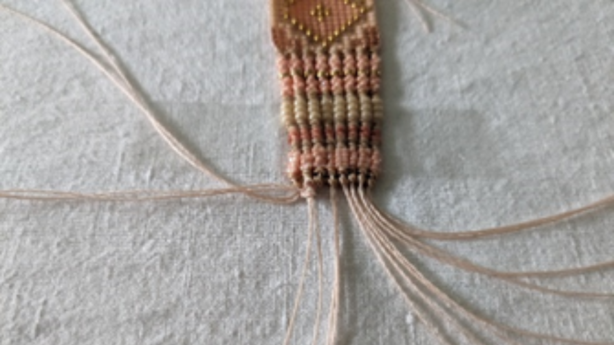 Bracelet avec tissage central et micro macramé : Etape 12 Bracelet avec tissage central et micro macramé : Etape 12
