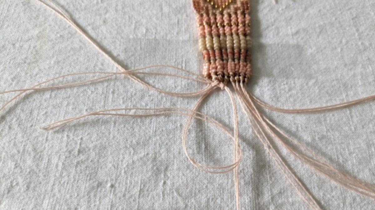 Bracelet avec tissage central et micro macramé : Etape 13 Bracelet avec tissage central et micro macramé : Etape 13
